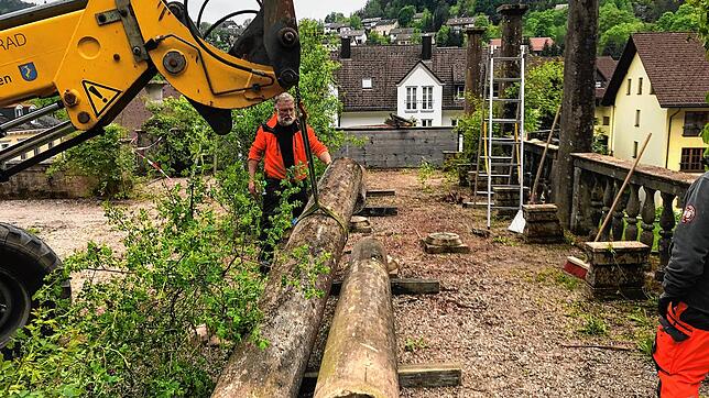 Die marode West-Pergola und einige nicht standsichere Säulen haben Mitarbeiter des Bauhofes jetzt im Sanagarten abgebaut. Die ...