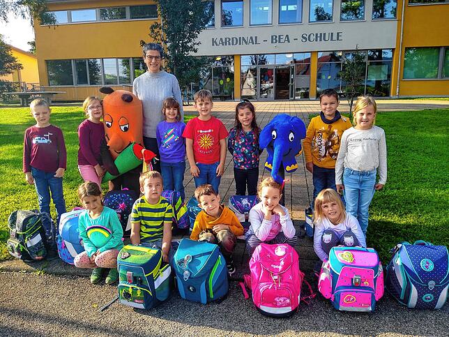 Die Erstklässler der Kardinal-Bea-Grundschule in Riedböhringen mit Klassenlehrerin Hadice Pfitzenmeier.