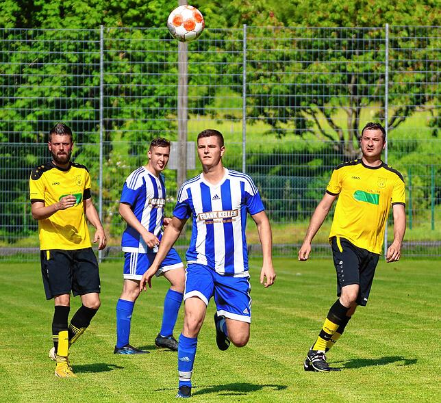 Bild 32: SV Karsau schießt sich mit 14:0 bei der Spvgg. Utzenfeld zum Titel &ndash; und wir haben Bilder!
