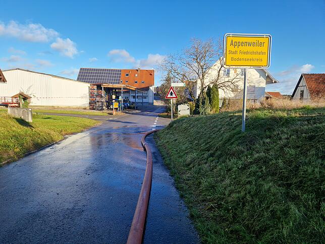 Noch am Dienstag wurden vier Wohnhäuser in Appenweiler bei Ettenkirch evakuiert, wie etwa die der alten Mühle links im Bild.