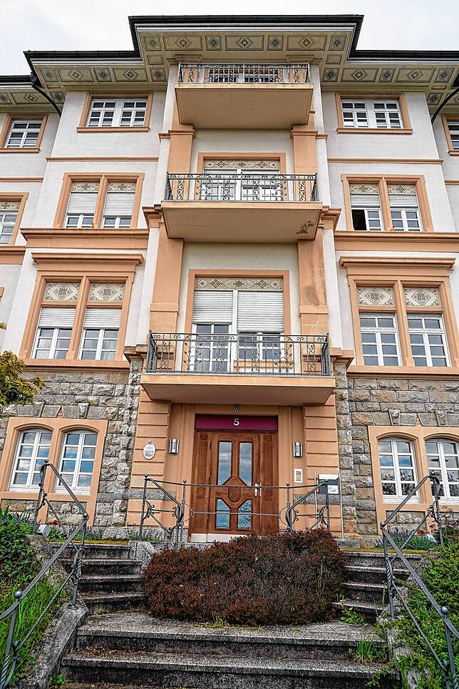 Das Gebäude des ehemaligen Krankenhauses von Tiengen befindet sich am Fuße des Vitibucks neben dem Friedhof. Die Fenster sind mit ...