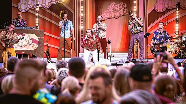 Papi‘s Pumpels begeistern regelmäßig mit quietschbunten Schlagershows. Die Gruppe kommt nächstes Jahr am 10. Juli nach Bad Dürrheim. ...