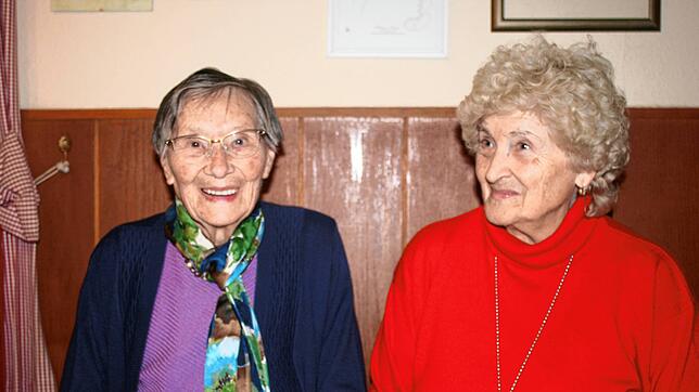 Hilda Rendler (links) ist mit 91 Jahren die älteste Teilnehmerin der Stammtischfreunde, Elisabeth Burger ist die Hauptakteurin der ...