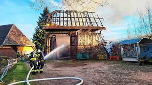 Die Feuerwehr St. Georgen musste am Dienstagabend zu einem Brand ins Gewann Glashöfe ausrücken. Dort steht ein Geräteschuppen in ...