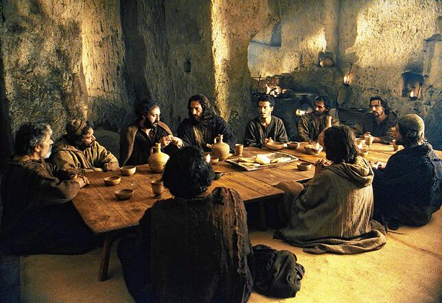 Ging es so beim Letzten Abendmahl zu? In dem Film „Die Passion Christi“ (2004) nehmen Jesus (Mitte) und die zwölf Apostel an ...
