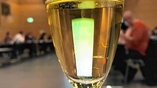 Ein Gläschen Eschbacher Apfel-Sekt gab es in der Sitzung des Gemeinderats Waldshut-Tiengen.