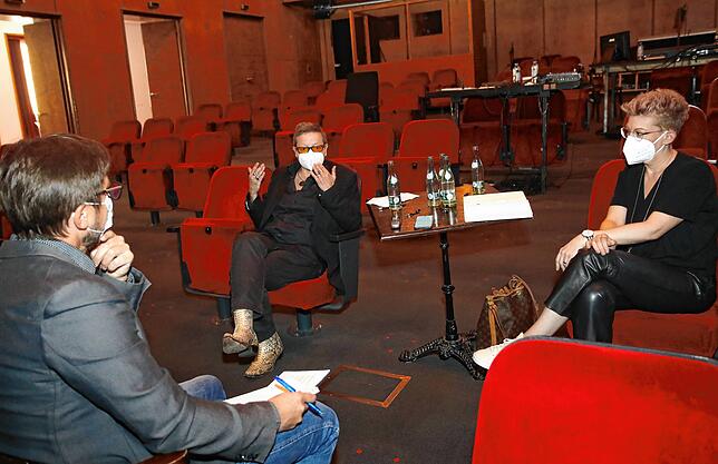 Termin im leeren, auf die Corona-Verordnung abgestimmten Zuschauerraum des Konstanzer Stadttheaters: Karin Becker (Mitte) und Insa ...