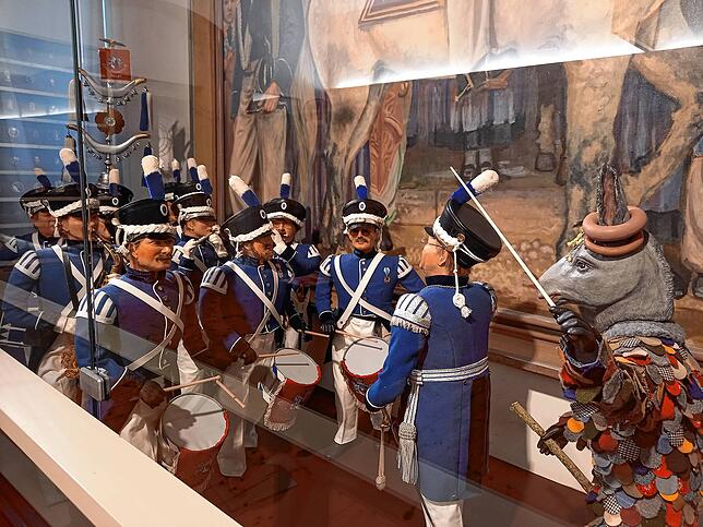 Der Butzesel dirigiert die Stadtmusik – eine weitere Szene aus der Puppenausstellung.
