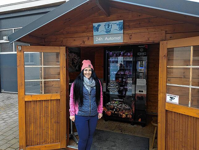 Jenny Hogg verkauft gemeinsam mit ihrem Mann Lars Fleisch aus eigener Produktion in ihrem Verkaufsautomaten.