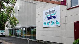 Für die Tennishalle auf der Mettnau wurden endlich neue Betreiber gefunden. Schon 2023 lief der Vertrag mit dem Vorgänger aus.