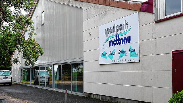 Für die Tennishalle auf der Mettnau wurden endlich neue Betreiber gefunden. Schon 2023 lief der Vertrag mit dem Vorgänger aus.
