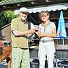 Ilse Stoll überreicht das gespendete Geld ihrer Geburtstagsgäste an Werner Jocker.  Bild: privat