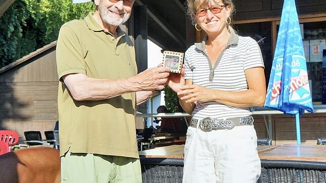 Ilse Stoll überreicht das gespendete Geld ihrer Geburtstagsgäste an Werner Jocker.  Bild: privat