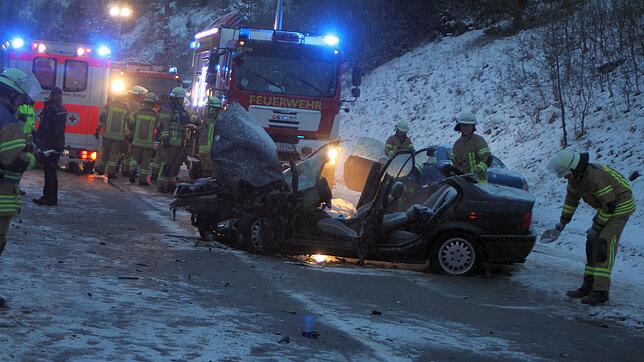 Bild : BMW und Transporter krachen bei Marbach frontal zusammen &ndash; zwei Schwerverletzte