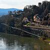 Diese Visualisierung zeigt die geplante Hängeseilbrücke, die als Teil der Laufenburger Acht von der Codman-Anlage (rechts) Richtung ...