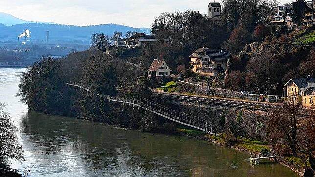 Diese Visualisierung zeigt die geplante Hängeseilbrücke, die als Teil der Laufenburger Acht von der Codman-Anlage (rechts) Richtung ...