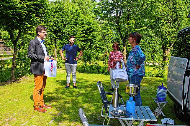 Bürgermeister Georg Riedmann überreicht zusammen mit Claudius Wirth und Lucie Fieber ein Willkommensgeschenk der Stadt Markdorf an Hilda ...