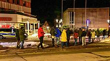 Etwa 40 Teilnehmer ziehen am Montagabend bei einem als Spaziergang bezeichneten Protestmarsch durch die St. Georgener Innenstadt.