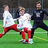 Der SC Pfullendorf (David Fritz, links, und Robin Rauser) hat sich gegen den FC Auggen (Bastian Bischoff) ein 1:1 erkämpft.