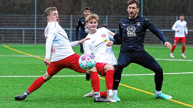 Der SC Pfullendorf (David Fritz, links, und Robin Rauser) hat sich gegen den FC Auggen (Bastian Bischoff) ein 1:1 erkämpft.