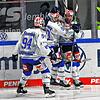 Die Schwenninger Wild Wings um Phil Hungerecker (von links), Tylor Spink und Tyson Spink gehen bei den Grizzlys Wolfsburg mit einem ...
