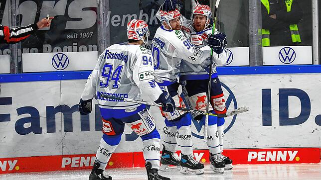 Die Schwenninger Wild Wings um Phil Hungerecker (von links), Tylor Spink und Tyson Spink gehen bei den Grizzlys Wolfsburg mit einem ...