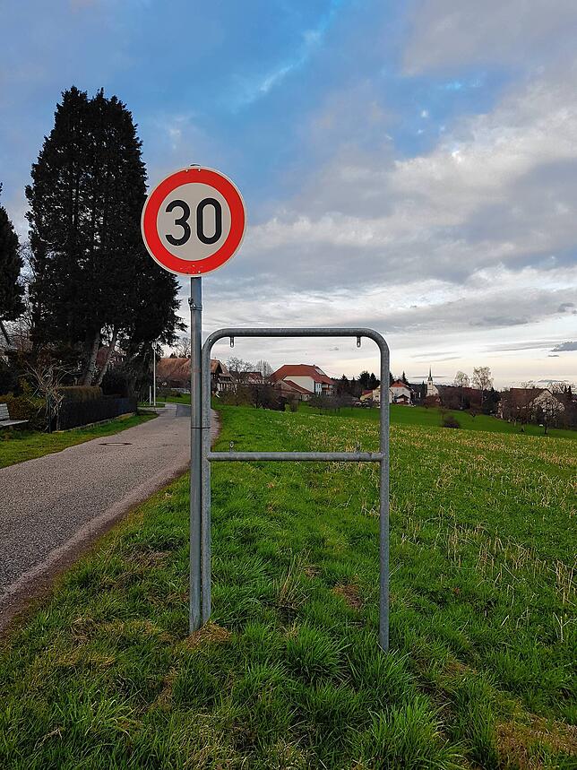 Nur das 30er-Schild erinnert hier im Soodweg in Hänner an eine Geschwindigkeitsbegrenzung.