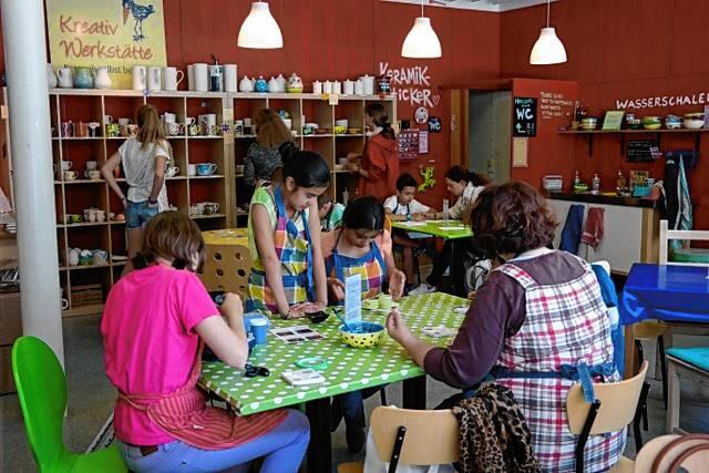 In der Kreativ Werkstätte in Konstanz können Kinder Keramik selbst bemalen.