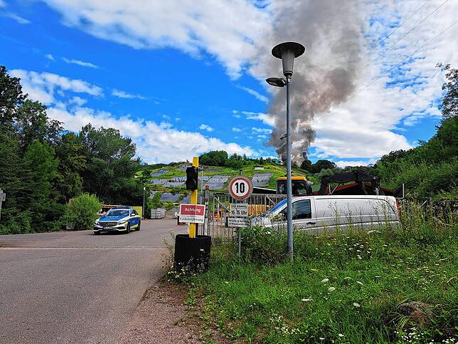 Bild 6: Wehr: Feuer auf der Mülldeponie - Bilder des Einsatzes auf dem Lachengraben