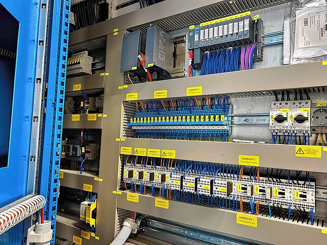 Eine Wissenschaft für sich: Der neue Schaltschrank für die Schwimmbadtechnik.
