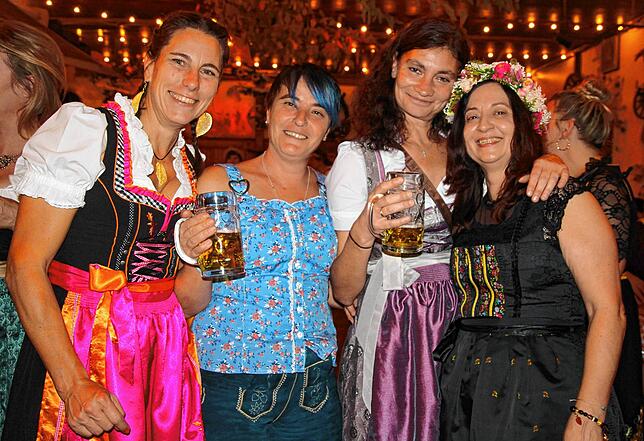 Bild 8: Dirndl und Lederhosen bestimmten das Bild beim Bräunlinger Almabtrieb