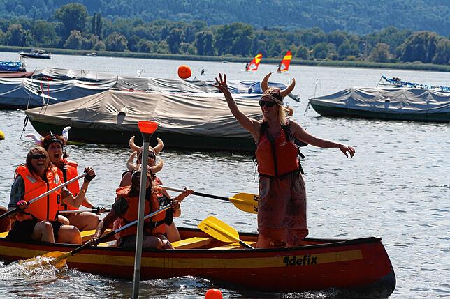 Bild 9: Radolfzell: Rein ins Boot und gleich ins Wasser: Das Großkanadierrennen 2025 in Bildern