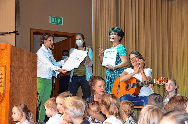 Die Vorsitzende des Naturparks Südschwarzwald Marion Dammann (links) übergab die Verleihungsurkunde an die Leiterin des Kindergartens ...