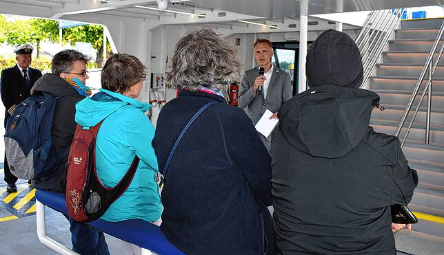 Christoph Witte, Technischer Leiter der Bodensee-Schiffsbetriebe, heißt die Gäste der Begrüßungsfahrten willkommen.