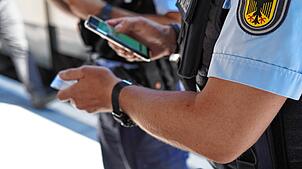 Die Bundespolizei bei einer Personenüberprüfung. (Symbolbild) In Rheinfelden halten Beamte zwei gesuchte Männer fest.