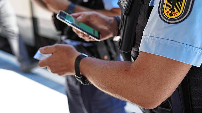 Die Bundespolizei bei einer Personenüberprüfung. (Symbolbild) In Rheinfelden halten Beamte zwei gesuchte Männer fest.