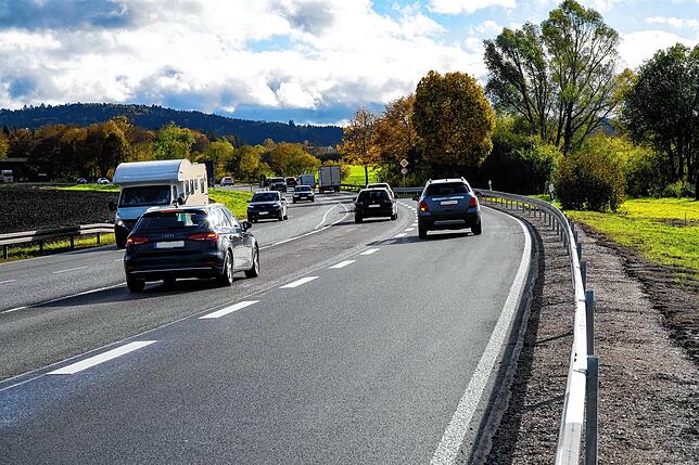 Von der Einfädelspur (rechts) lässt es sich jetzt deutlich einfacher in den fließenden Verkehr auf der Bundesstraße einscheren. Zuvor ...