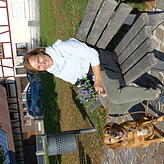 Ruhebänke sollen nach und nach erneuert werden. Hier genießen Susanne Wolff und Marly die letzten Sonnenstrahlen.