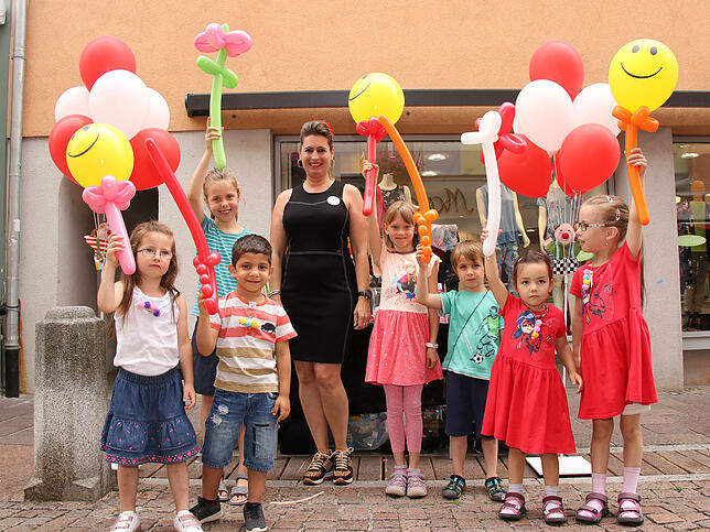 Beim lebendigen Städtle begeisterte Gabi Morath die jüngsten Besucher mit ihren Luftballon-Kreationen.