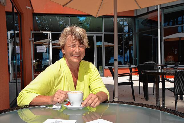 Kaffee trinken im Sonnenschein auf der Terrasse der Gastronomie im Saunabereich. Karin Schnitzer war eine der Ersten, die zur ...