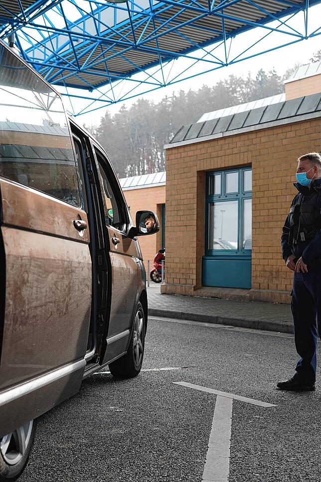 Die Insassen des VW-Busses müssen ihre Kontaktdaten in einem Formular angeben, das an das zuständige Gesundheitsamt übermittelt wird, ...