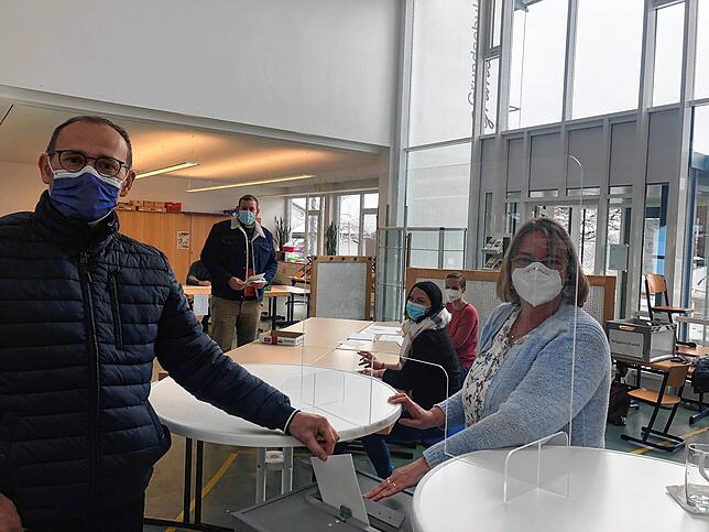 Die Nöggenschwieler und Bierbronner Bürger haben die Möglichkeit ihre Stimme für die Landtagswahl in der Aula der Grundschule Weilheim ...
