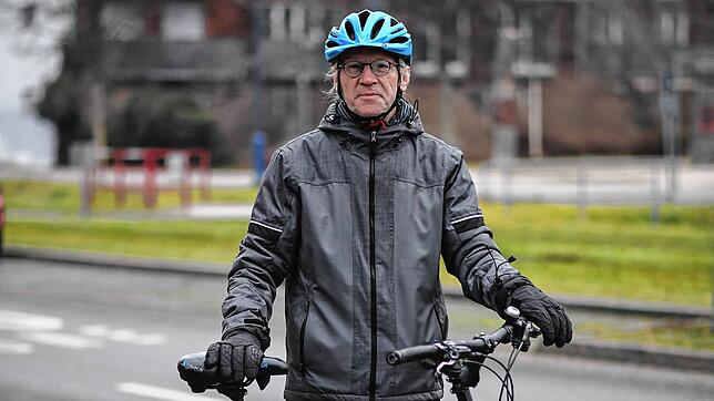 Sigi Suhr im Januar 2020 in Freiburg auf dem Fahrrad. Er fährt noch immer gern in die Schweiz.