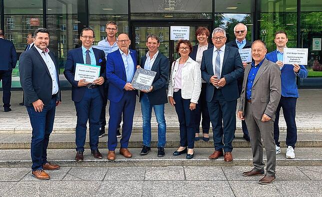 Jetzt sind die Unterschriften in Stuttgart: FDP-Abgeordneter Niko Reith, Bürgermeister Martin Numberger, Ortschaftsrat Markus Willmann, ...