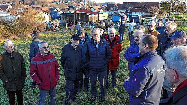 Lars Kiesling (Zweiter von rechts), Technischer Leiter des Stadtwerke Radolfzell, erklärt ehemaligen Kreisräten und Bürgermeistern die ...