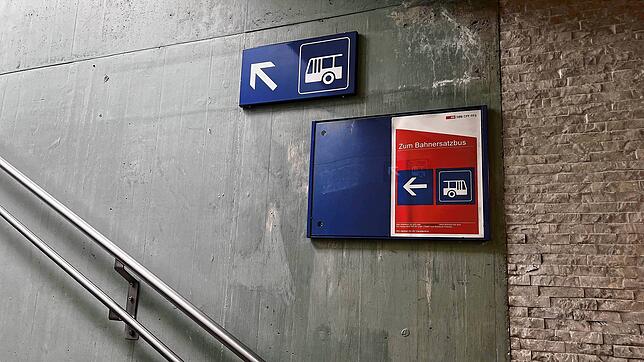 Wegweiser zum Busbahnhof n Schaffhausen, zu den Ersatzbussen.