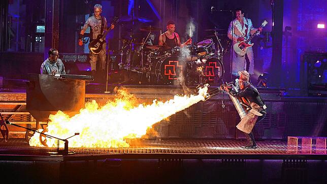 Ist doch alles nur Show? Diese naive Einschätzung der brachialen Rammstein-Ästhetik ist in der Hochkultur verbreitet.