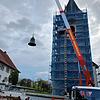 Mit großer Gerätschaft werden die schweren Glocken aus dem Reiselfinger Kirchturm geholt. Bild: Silvia Bächle