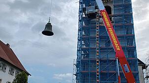 Mit großer Gerätschaft werden die schweren Glocken aus dem Reiselfinger Kirchturm geholt. Bild: Silvia Bächle