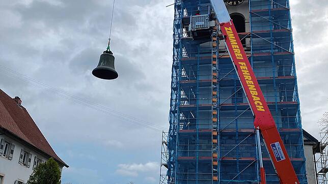 Mit großer Gerätschaft werden die schweren Glocken aus dem Reiselfinger Kirchturm geholt. Bild: Silvia Bächle